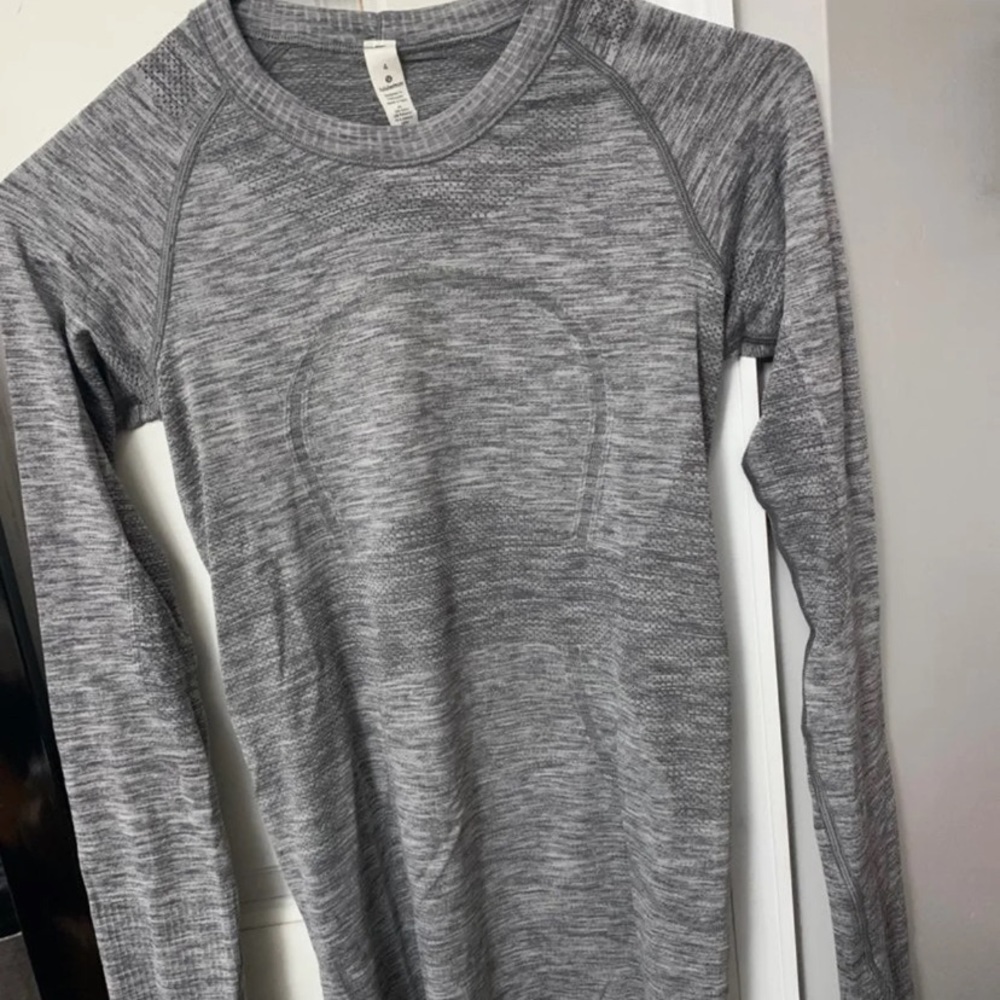 Women’s lululemon workout long sleeve top.